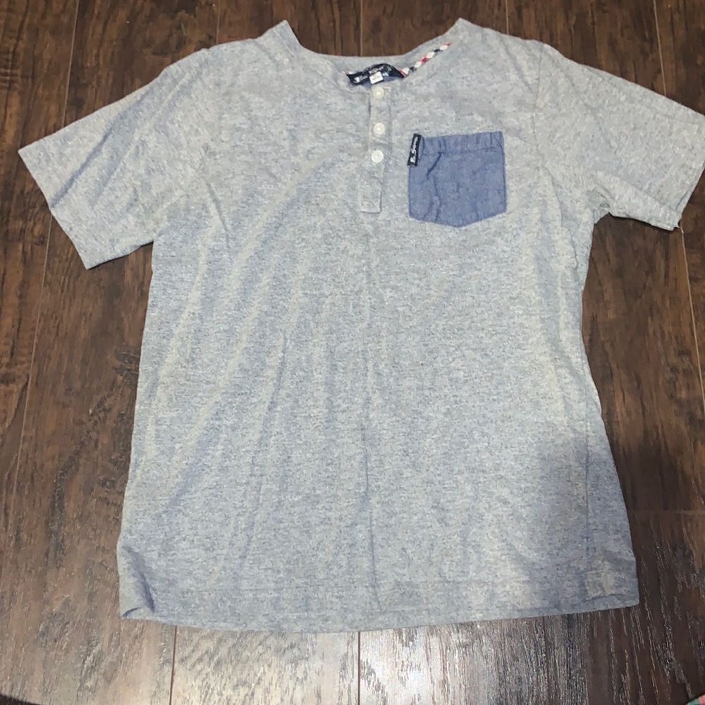 Boys size 10/12 shirt (M)